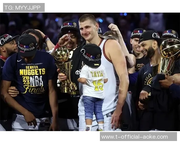 约基奇面对包夹祭出不看人潇洒妙传,可惜布鲁斯·布朗三分没进 约基奇面对包夹祭出不看人潇洒妙传,可惜布鲁斯·布朗三分没进